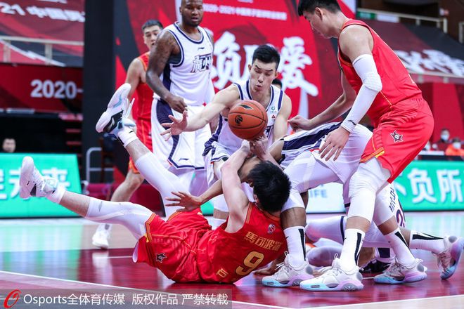 广州队轻取深圳队,布克关键制胜 广州队轻取深圳队,布克关键制胜